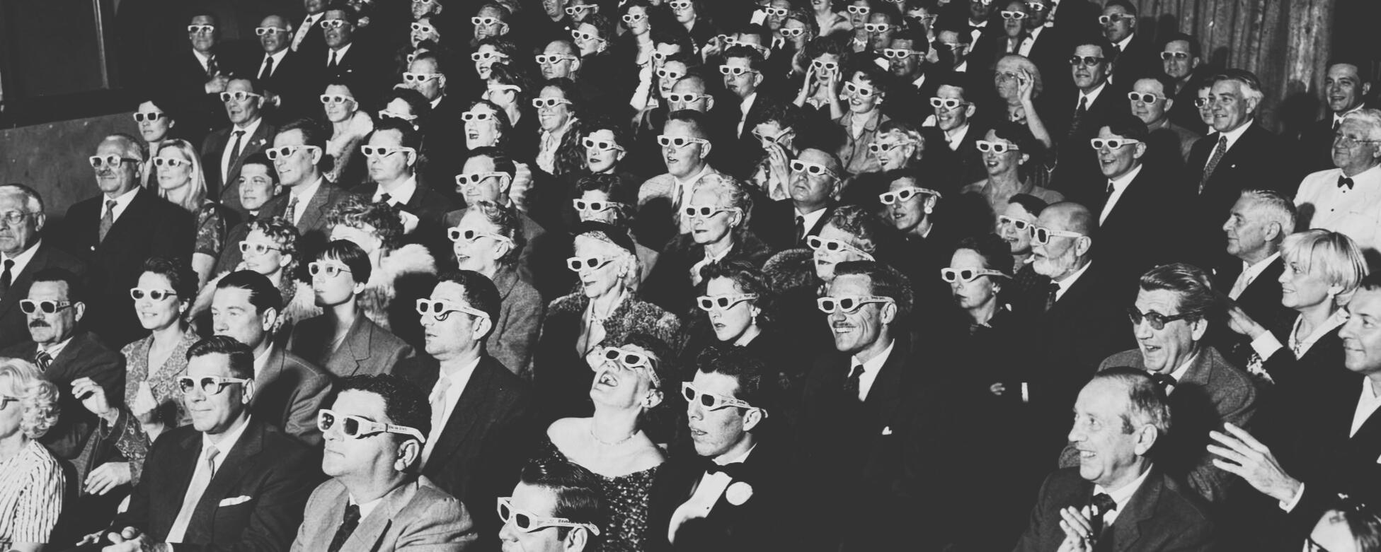 Spectateurs en lunettes 3D dans une salle de cinéma, photo noir et blanc